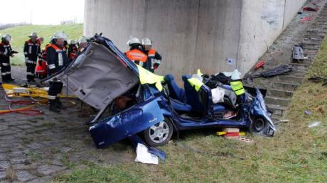 Völlig zerstört wurde ein Auto bei einem Unfall auf der A7. Die Fahrerin war sofort tot. 
