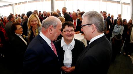 Ulms Oberbürgermeister Ivo Gönner (links) im Gespräch mit seinem Neu-Ulmer Kollegen Gerold Noerenberg und dessen Frau Corinna. Zu den Gästen zählte auch Europaministerin Beate Merk (links im Hintergrund). 