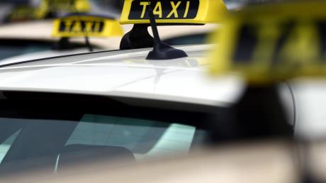 Vor allem für Taxi-Unternehmen hat die Einführung des Mindestlohns Folgen. Ihre Mitarbeiter wurden bisher oft nach Umsatz bezahlt. 
