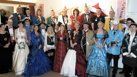 Die Präsidentinnen und Präsidenten mit den neuen Prinzenpaaren der Sieben-Schwaben-Vereinigung nach dem traditionellen Ordenstausch. 