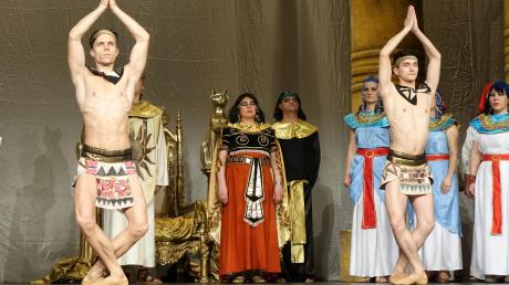 Tanz wie ein Ägypter: Die Inszenierung von Guiseppe Verdis Oper „Aida“, die im Neu-Ulmer Edwin-Scharff-Haus zu Gast war, trug bisweilen die Züge einer hausbackenen Schulaufführung. 