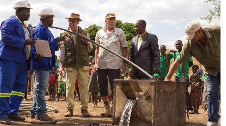 Gerhard Konzelmann (Dritter von links) beim Einlösen eines Versprechens: „Ich komme zurück und bringe euch Wasser“, sagte er einst bei einem Urlaub in Sambia. 