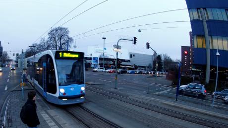 Zukünftig wird die Straßenbahn auch die Neutorstraße vom Theater in Richtung Karlstraße entlangfahren. Die Baustelle auf der viel befahrenen Route in Richtung Ludwig-Erhard-Brücke inklusive der Kreuzung bereitet den Verkehrsplanern am meisten Sorgen. 