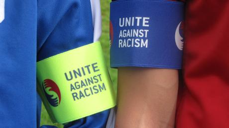 Es gibt viele Kampagnen gegen Rassismus im Fußball - dennoch kommt es immer wieder zu fremdenfeindlichen Beleidigungen.