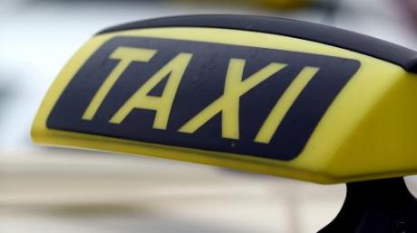Wegen eines Überfalls auf einen Taxifahrer steht ein 28-Jähriger derzeit vor dem Landgericht Ulm. 