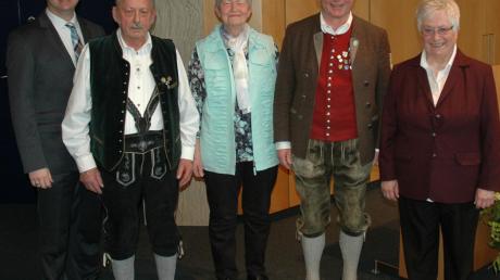 Landrat Thorsten Freudenberger (von links) zeichnete Alfons Weithmann, Elke Riedl, Josef Reisch und Anita Lübke jeweils mit dem Ehrenzeichen des Bayerischen Ministerpräsidenten aus. 