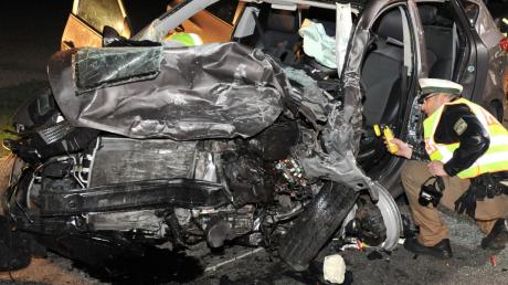 Vor fast genau einem Jahr ereignete sich ein schwerer Verkehrsunfall bei Gerlenhofen: Der betrunkene Fahrer kam nach rechts von der Fahrbahn ab, steuerte gegen und krachte in ein entgegenkommendes Auto. Unfallverursacher und sein Beifahrer starben noch an der Unfallstelle. 
