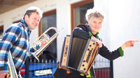 Sie machen sich auf den Weg: Karin Binder und Hans Kast ziehen mit ihrem Instrumentenstüble von Biberachzell nach Weißenhorn. Am 21. März wollen die beiden ihr Geschäft in der Hauptstraße eröffnen. 