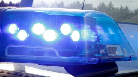 Der Gesamtschaden an Auto, Hauswand und Verkehrszeichen wird sich laut Polizei wohl auf mehrere tausend Euro belaufen