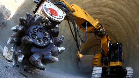 Bei Arbeiten am ICE-Tunnel in Ulm wurde ein verdächtiger Fund gemacht. Möglicherweise befindet sich ein Blindgänger im Erdreich. 