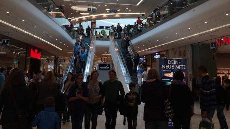 Andrang in der Neu-Ulms neuem Einkaufstempel: Tausende Besucher bummelten gestern beim verkaufsoffenen Sonntag durch die Glacis-Galerie. 
