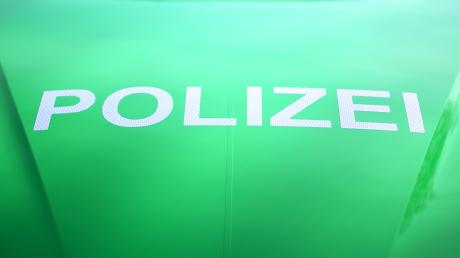 Mit einem Gerangel, einer Festnahme und zwei Anzeigen ist ein Polizeieinsatz am Sonntagabend in Offenhausen geendet. 