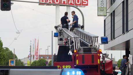 Nach den Schüssen in der Blaubeurer Straße sicherte die Polizei vorige Woche Teile der Fassade des Hotels, das offenbar von einem Projektil getroffen wurde. Auf das Bordell daneben soll geschossen worden sein. 