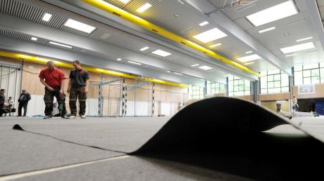 Die Vorbereitungen laufen: In der Turnhalle der Neu-Ulmer Berufsschule wird aktuell ein schützender Boden verlegt. Ab kommender Woche sollen in dem Gebäude Flüchtlinge untergebracht werden. 