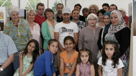 Die vor einem Jahr eröffnete Kleidertruhe in Unterelchingen ist zu einem beliebten Treffpunkt zwischen Asylbewerbern und Helfern geworden. 