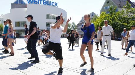 Spaß am Tanzen hatten bei der öffentlichen Tanzstunde auf dem Münsterplatz alle. Doch wegen der hohen Temperaturen flüchteten sich viele Ulmer doch lieber in den Schatten. 