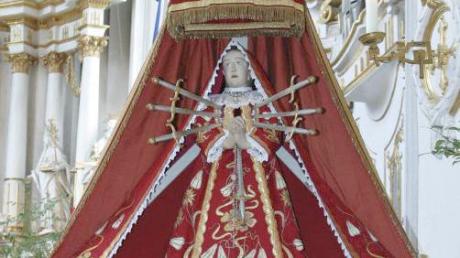„Maria der sieben Schmerzen“ wird durch sieben Schwerter in ihrem Körper symbolisiert und in einer feierlichen Prozession ums Kloster getragen. 