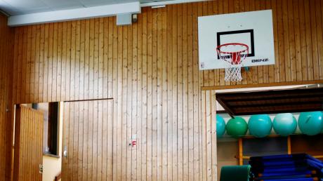 Der Ort des tragischen Unglücks: Die Uhr hing an der Wand links vom Basketballkorb. Die Stelle ist etwas heller, ein Kabel hängt aus der Wand. 