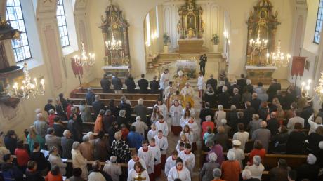 Mit einer feierlichen Messe am Erntedanksonntag wurde die restaurierte Kirche offiziell eingeweiht. Mit dabei war Weihbischof Florian Wörner.