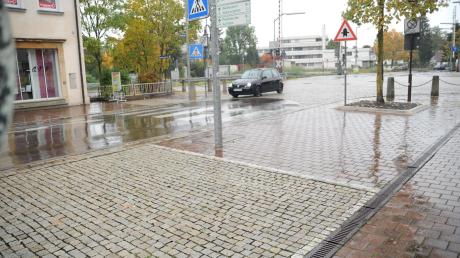 Auf den grau gepflasterten Bereichen darf in der Sendener Innenstadt auch künftig geparkt werden. Wer sein Fahrzeug hingegen auf den roten Flächen abstellt, muss mit einem Strafzettel rechnen. Die Neuregelung gilt vom 1. November an. 	