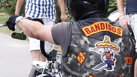 Ein V-Mann hat mit der Rocker-Bande Bandidos Mini-Bagger geklaut. Seine Kollegen vom LKA sollen davon gewusst und Akten manipuliert haben. 
