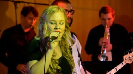 „Rock meets Brass“ hieß es am Samstag in der Wirtschaftsschule in Senden. Im Bild Sängerin Hannah-Lara Müller.  	
