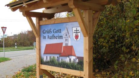Diese neuen Schilder hat die Vereinsgemeinschaft Aufheim jetzt aufgestellt. Es zeigt die Aufheimer Pfarrkirche. 	