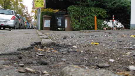 Ein kaputter Gehweg in der Fuggerstraße in Senden bereitet einer Sehbehinderten beispielsweise Sorgen. 