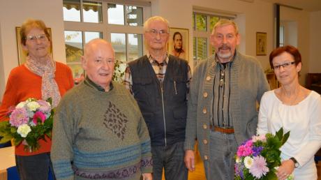 Günter Schaukal (Mitte) ist Gründungsmitglied der Sendener Arbeiterwohlfahrt. Er wurde für 65 Jahre Mitgliedschaft geehrt. Elfriede Swoboda-Oesterle und Franz Dietmann vom Altenklub (von links), die neue Zweite Vorsitzende Waltraud Mnich und Vereinschef Hellmuth Maier (von rechts) gratulierten.  	