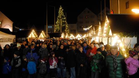 Die Vorbereitungen für den Sendener Weihnachtsmarkt laufen derzeit. Am Donnerstag eröffnet das Budendorf. Das Bild zeigt eine stimmungsvolle Szene im vergangenen Jahr. 	