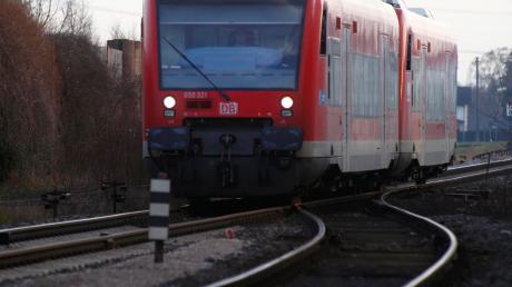 Hier bei Gerlenhofen wird es wieder einspurig. Ein zweispuriger Ausbau der Strecke von Neu-Ulm nach Senden gilt als wichtigstes Ziel auf dem Weg zu einer Regio-S-Bahn Donau-Iller. 