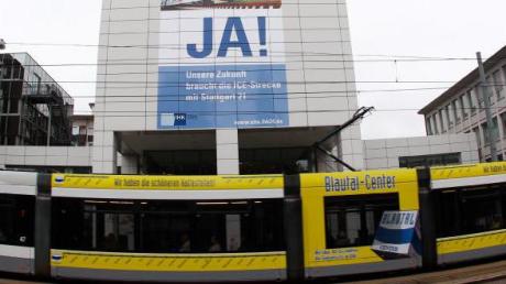 Ja, das Transparent auf dem Gebäude der IHK in Ulm „Pro Stuttgart 21“ ist längst weg. Auch daran entzündete sich Kritik. 