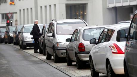 Der neue „Multifunktionsstreifen“ in der Mitte der Frauenstraße in Ulm wird regelmäßig zugeparkt. Das ist aber verboten, sagt die Stadt. 