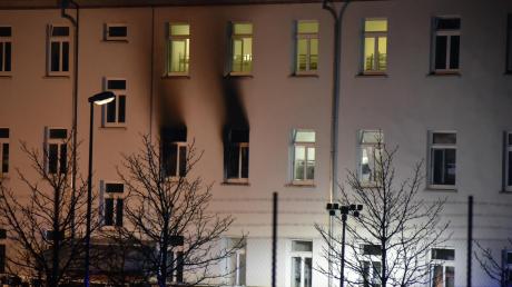 Bei einem Brand in einer Flüchtlingsunterkunft in Ulm sind fünf Menschen verletzt worden. Die Ursache ist noch unklar. 
