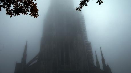 Im Nebel und bei Dunkelheit kann es auf dem Münsterplatz schon mal unheimlich sein. Ulmer Stadträte diskutierten jetzt im Ausschuss über die Sicherheit auf dem Platz. 
