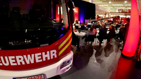 Im Vorfeld der Verleihung des „Conrad Dietrich Magirus Preises“ an das „Feuerwehrteam des Jahres“ am Freitagabend lud Magirus in die neue Ausstellungshalle zum „Presse-Talk“ zwischen Löschfahrzeugen. 