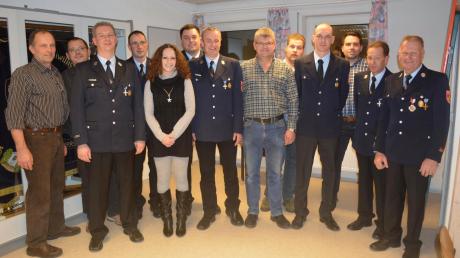 Der neu gewählte Vorstand des Feuerwehrvereins Wullenstetten mit den geehrten Mitgliedern.  	 	
