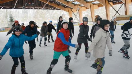 Schüler der Lindenhofschule und der Wirtschaftsschule beim gemeinsamen Training in der Eislaufanlage Senden. 	