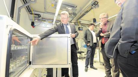 Professor Maximilian Fichtner (links) zeigt, wie im Labor des Helmholtz-Instituts in Ulm Batterien getestet werden. 