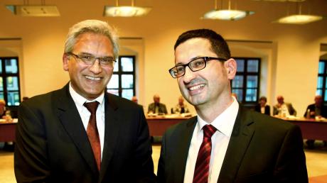 Der Vorgänger und sein Nachfolger. Martin Bendel (rechts) ist der neue Finanzbürgermeister der Stadt Ulm. Links gratuliert ihm Gunter Czisch, der nun Oberbürgermeister der Stadt Ulm ist. 