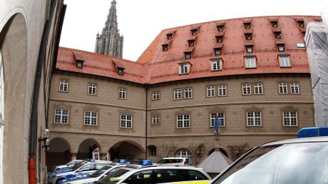 Neben dem Ulmer Münster stellt sich der Neue Bau in besonderer Weise als stadtbildprägendes Gebäude dar. Am Sitz des Polizeipräsidiums Ulm beginnen jetzt erneut umfangreiche Bauarbeiten. 