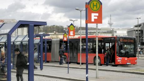 Der Busbahnhof in Ulm wird wegen einer Großbaustelle in zwei provisorische Standorte aufgeteilt – einen östlich und einen westlich der Gleise. 