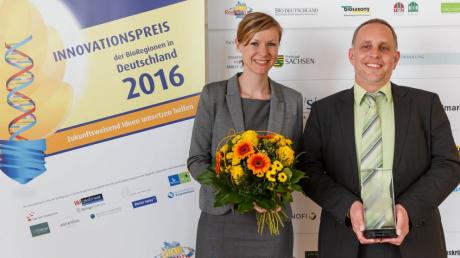 Privatdozent Dr. Florian Kreppel und Barbara Eberbach nehmen den Innovationspreis der Bio-Regionen entgegen. 
