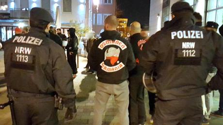 Dass es die „Osmanen Germania“ nicht nur in Ulm gibt, zeigt dieses Bild. Anfang des Jahres wurde ein Treffen von Anhängern in Neuss von einem massiven Polizeiaufgebot begleitet. 