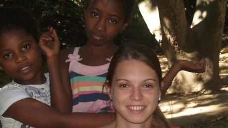 Beliebt bei den kleinen Schützlingen: Ellen Strobel aus Biberberg hat in einem Waisenhaus in Madagaskar mitgearbeitet.