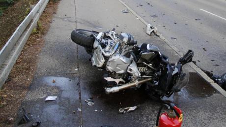 Der Motorradfahrer hatte bei diesem Unfall keine Chance. Beim Frontalzusammenstoß mit einem überholenden Auto wurde de 57-Jährige so stark verletzt, dass er noch an der Unfallstelle starb. 
