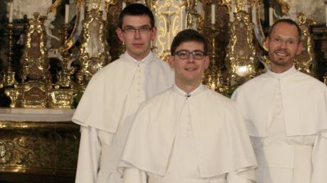 Binden sich an den Orden (v. links): Frater Franziskus für drei Jahre, Magnus beginnt ein zweijähriges Noviziat und Joachim will Zeit seines Lebens bleiben. 