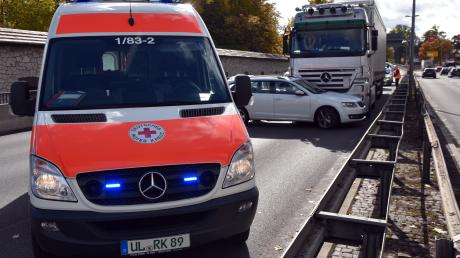 Ein Lastwagen hat am Mittwoch auf der B10 in Ulm ein Auto 70 Meter weit vor sich hergeschoben.