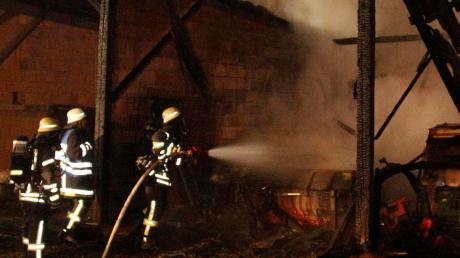Die Feuerwehren aus Wullenstetten und Senden konnten das Feuer in der landwirtschaftlichen Lagerhalle löschen. Doch einige Maschinen wurden Raub der Flammen. 