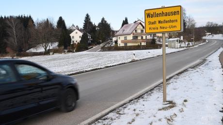 In Wallenhausen ist der Anhalter in das Auto der 20-Jährigen eingestiegen. In Biberberg stieg er wieder aus, nachdem er sie mit einem Küchenmesser und Tabletten bedroht hatte. 